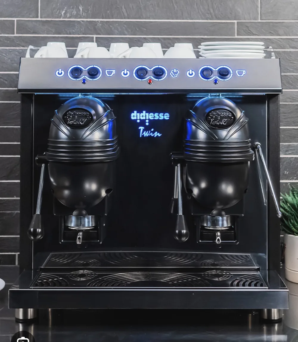Espressor profesional didiesse Twin cu 2 grupuri, negru mat, cu indicatori LED albaștri și suport de încălzire a ceștilor